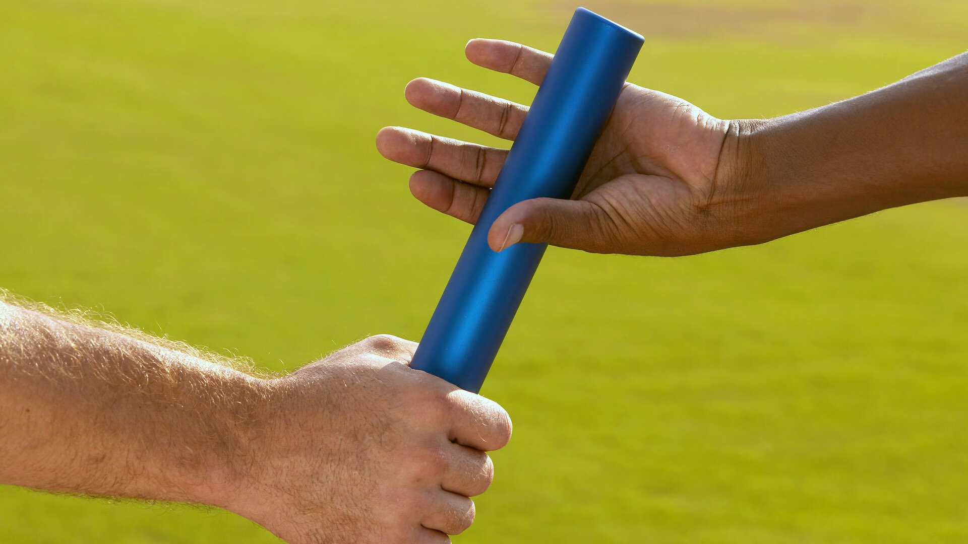 在一次比赛中，他用“完美”挡拆配合助攻队友扣篮，赢得全场掌声！